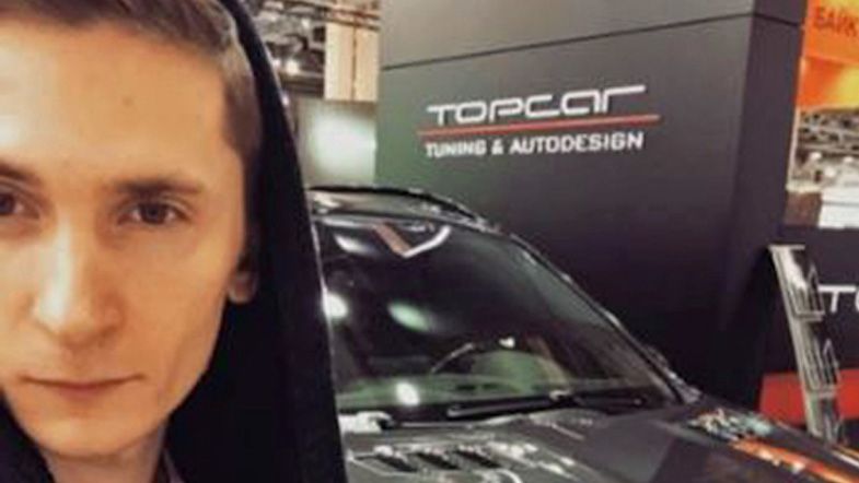 Milovník drahých vozidel Jevgenij Nikulin na obrázku z automobilové výstavy, který byl zveřejněný na jeho instagramovém profilu.