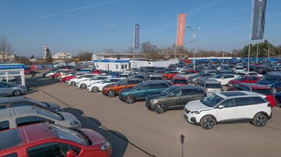 V prodejním areálu v Pražské ul. jsou k dispozici stovky aut k okamžitému testování 