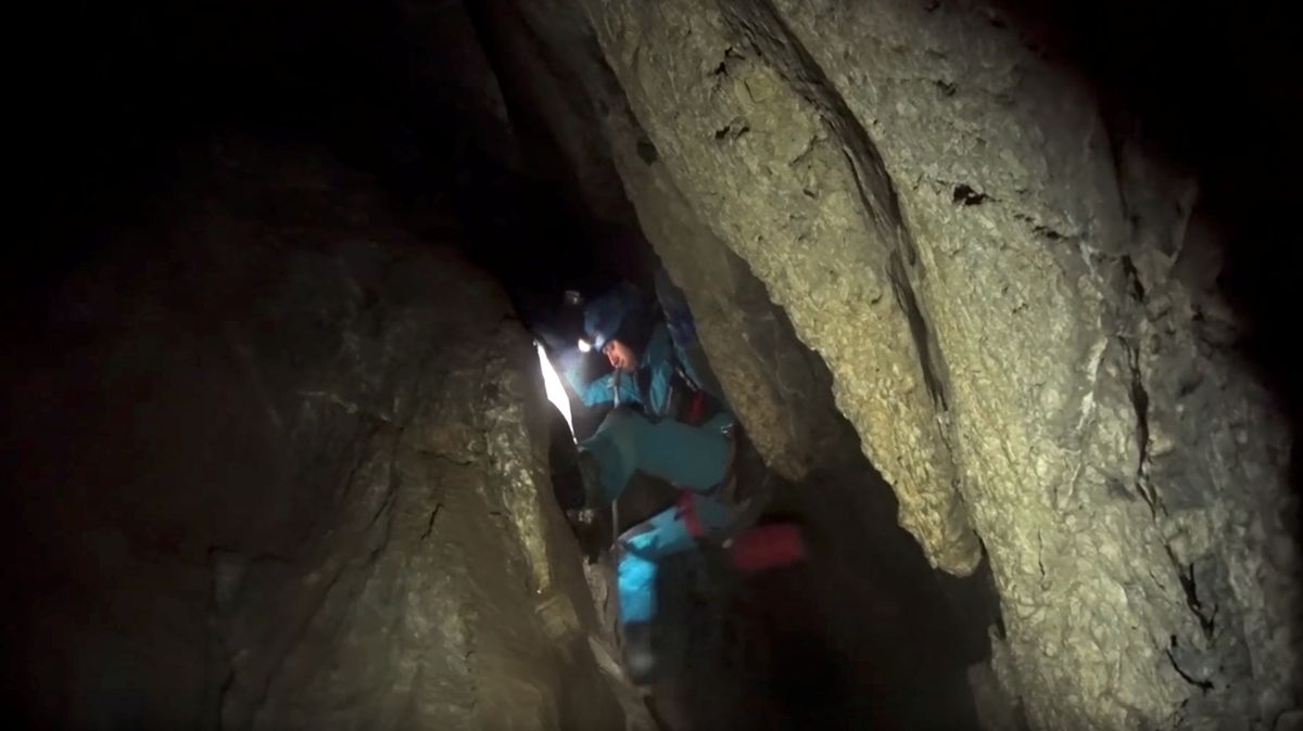 Záběr speleologa v terénu Velké sněžné jeskyně v Tatrách. Ilustrační snímek z roku 2016.