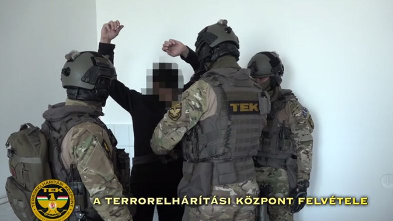 Příslušníci protiteroristické jednotky TEK zatýkají člena Islámského státu.