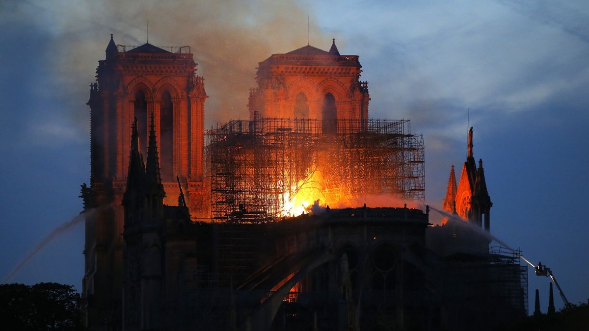 Hořící katedrála Notre-Dame v pondělí v podvečer.