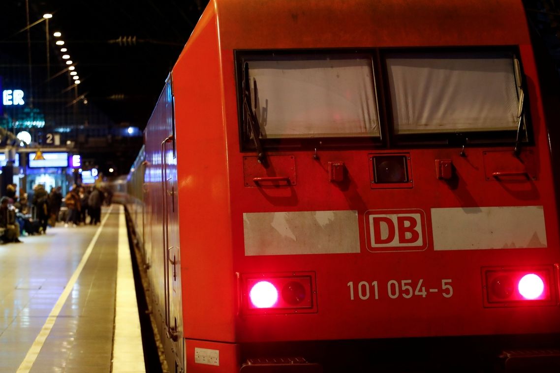 Vlak Německých drah stojí na nádraží v Kolíně. 