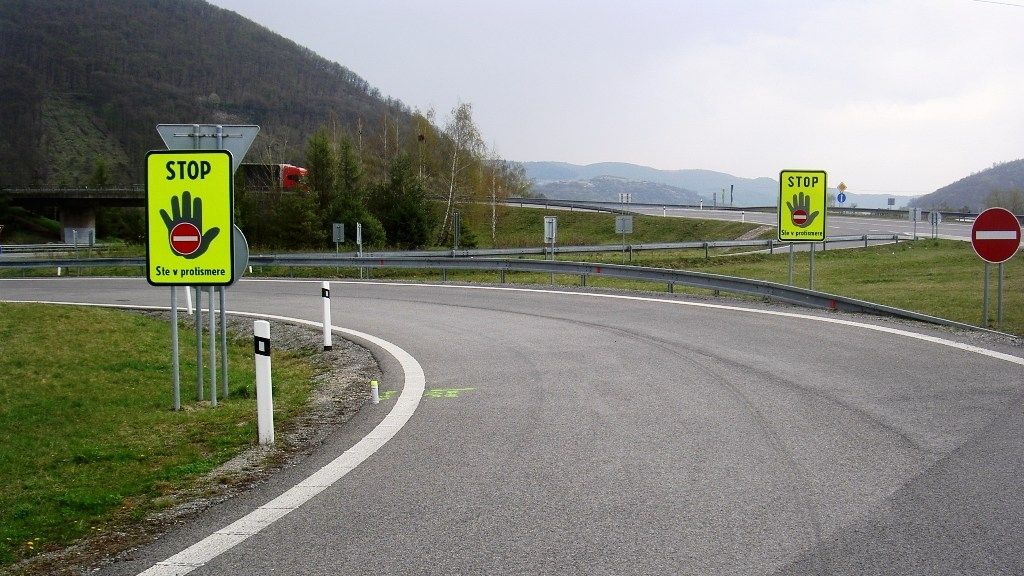 Značky varující před vjezdem do protisměru na Slovensku