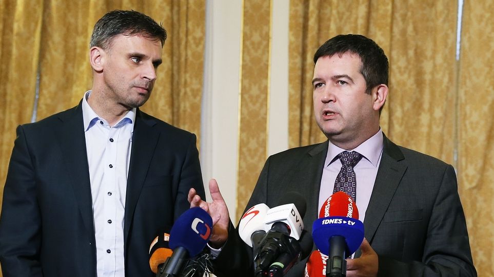 O případné koaliční vládě jednají s hnutím ANO předseda ČSSD Jan Hamáček a místopředseda strany Jiří Zimola.