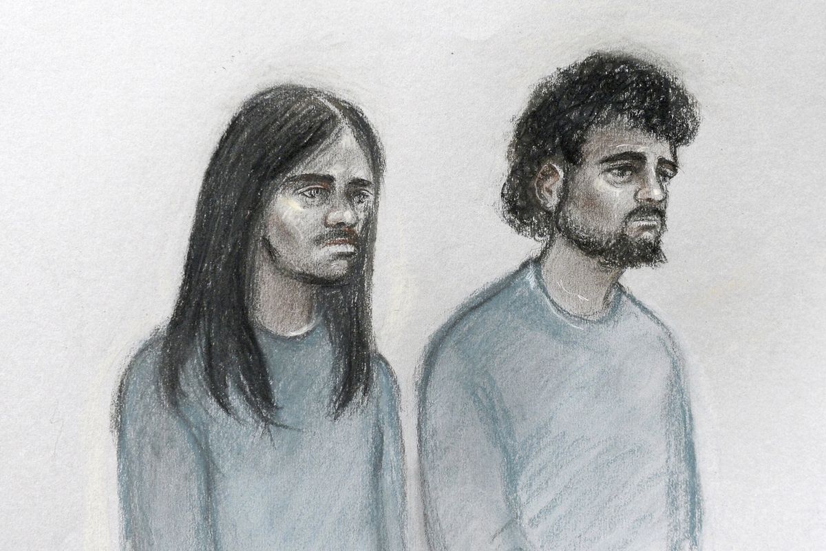 Obvinění radikálové u londýnského soudu, vlevo Naa'imur Zakariyah Rahman, který chtěl zaútočit na premiérku Theresu Mayovou, vedle něj Mohammed Aqib Imran. 