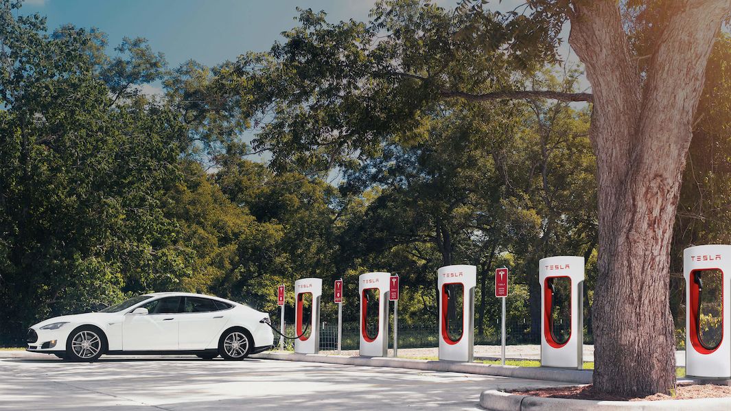 Tesla otevře své nabíjecí stanice dalším elektromobilům