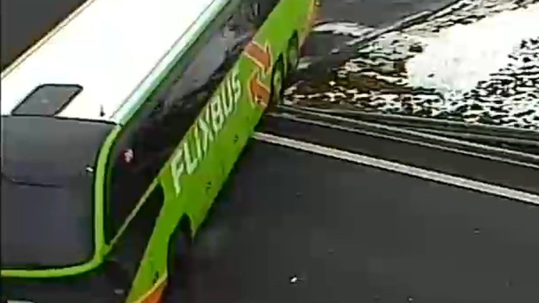 Řidič otáčel na dálnici autobus