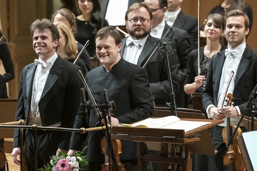 Houslista Zimmermann se děkuje po koncertu s dirigentem Hrůšou a ČF