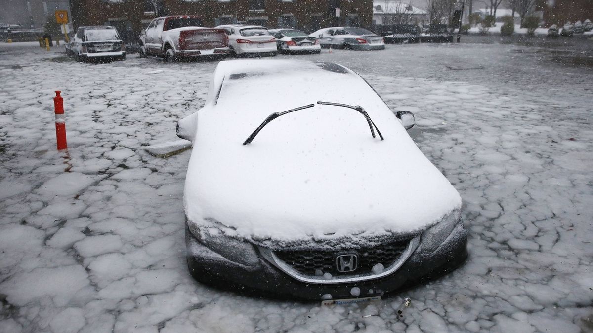 Auto na zatopeném prostranství v Bostonu