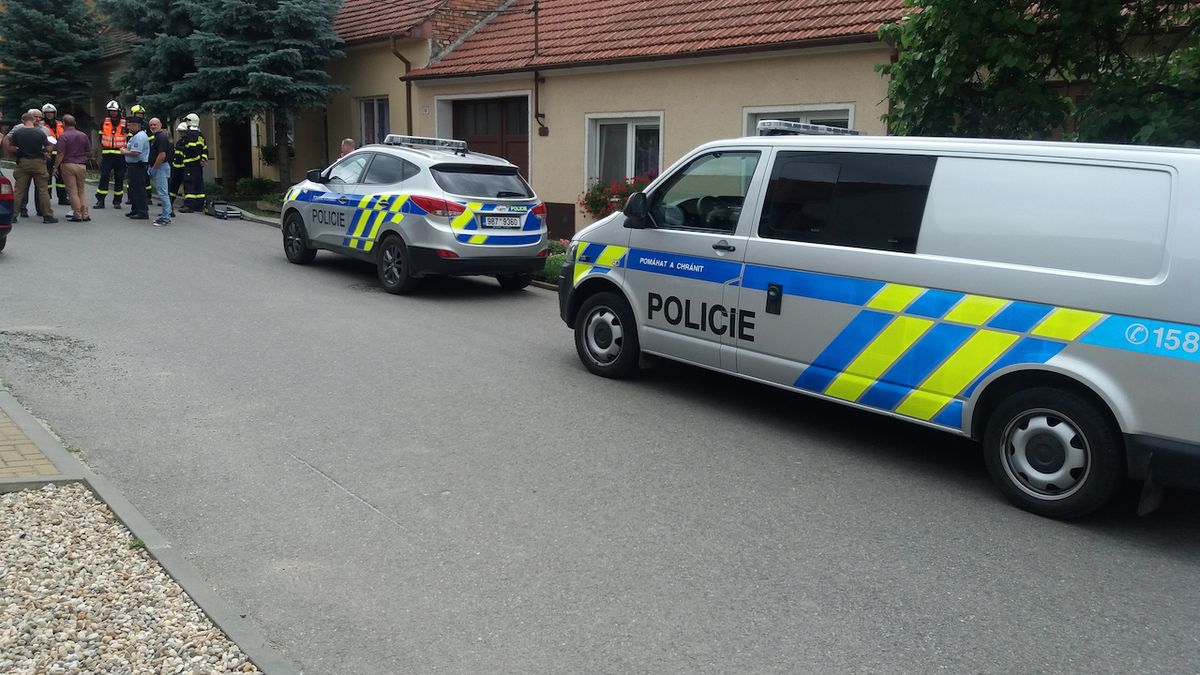 Policie zasahovala v Kobylí na Břeclavsku, kde se v domě zabarikádoval ozbrojený muž