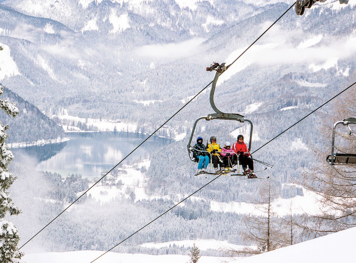 Ze sedačky ve skiareálu Bürgealpe se nabízí krásný pohled do údolí.
