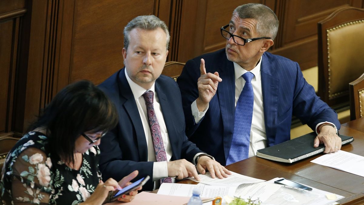 Zleva ministryně financí Alena Schillerová, ministr životního prostředí Richard Brabec a premiér Andrej Babiš 