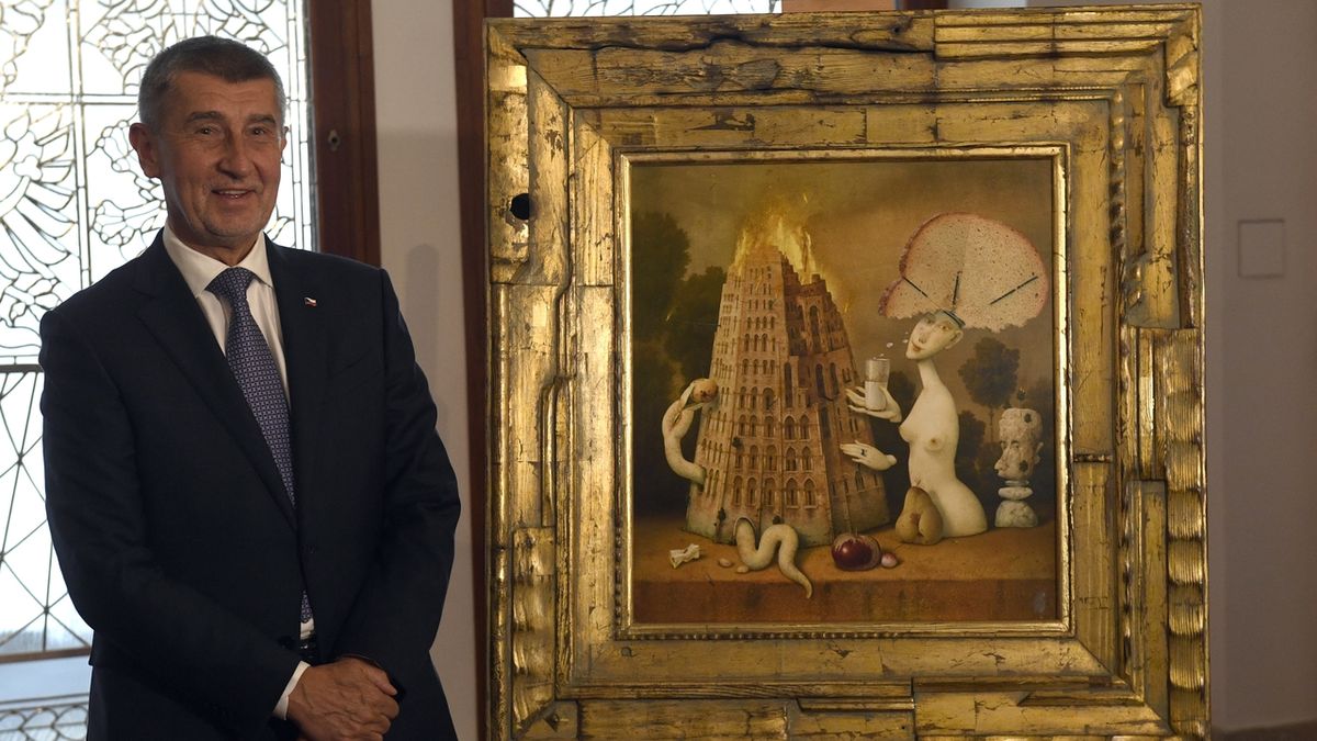 Obraz českého malíře Zdenka Jandy s názvem Vizionáři a žháři předal premiér Andrej Babiš prezidentovi Emmanuelu Macronovi