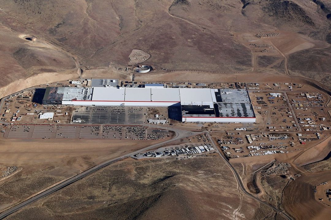 Gigatovárna Tesly v Nevadě je stále ve výstavbě. Foto z ledna 2017