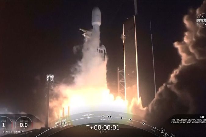 BEZ KOMENTÁŘE: Start rakety Falcon Heavy s 24 satelity