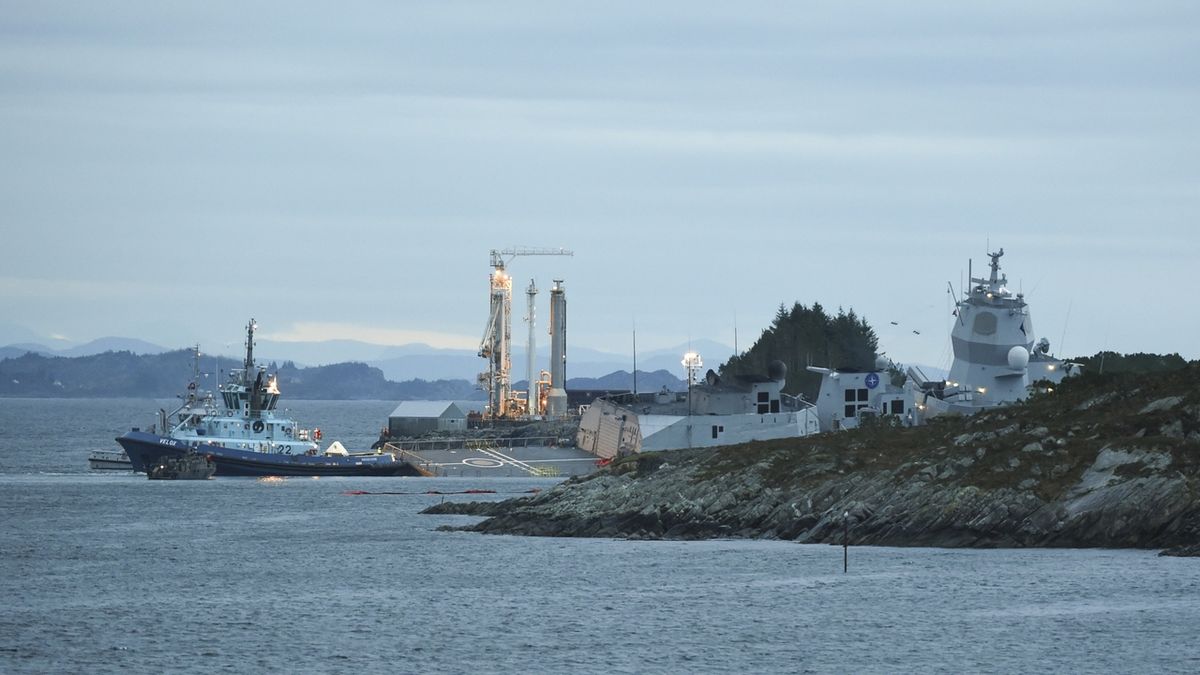 Norská fregata Helge Ingstad po kolizi s tankerem