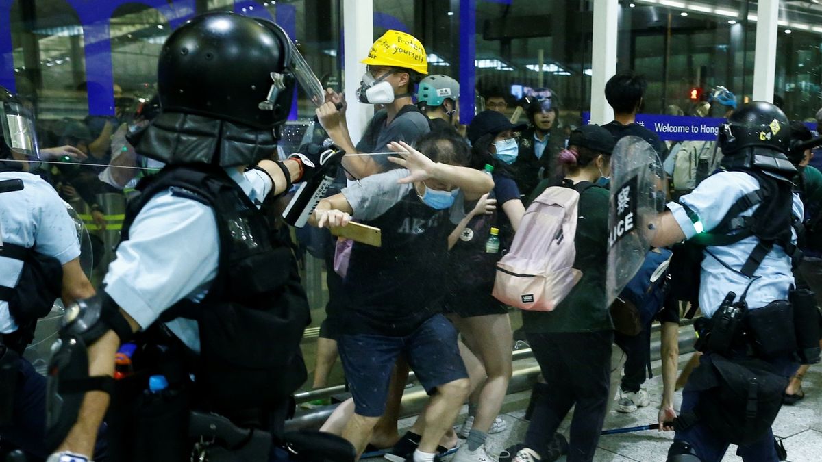 Policie demonstrace v Hongkongu rozhání slzným plynem a dochází i na potyčky. 