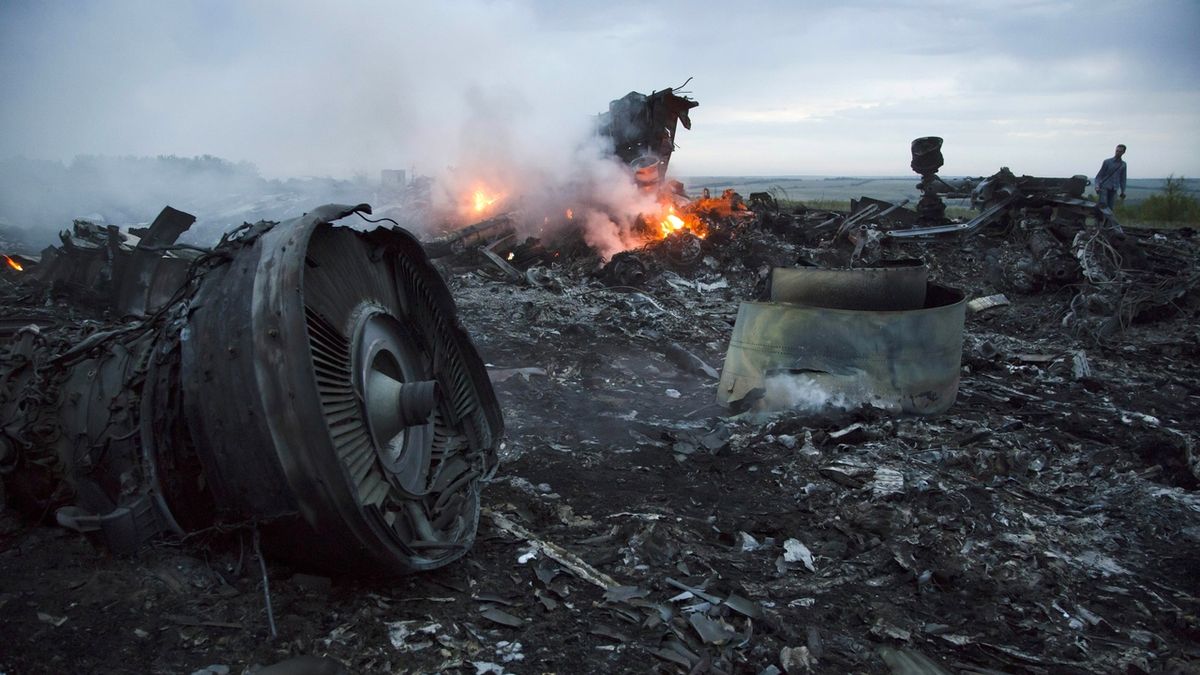 Trosky boeingu sestřeleného nad Ukrajinou 