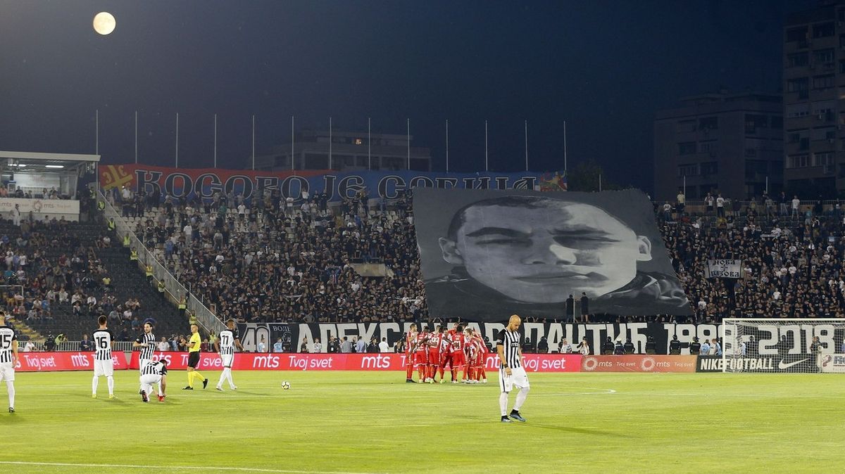 Prosrbské provokace nejsou na fotbalových utkáním vzácné. Nápis Kosovo je Srbsko vyvěsili fanoušci i v září ve stadionu v Bělehradě.