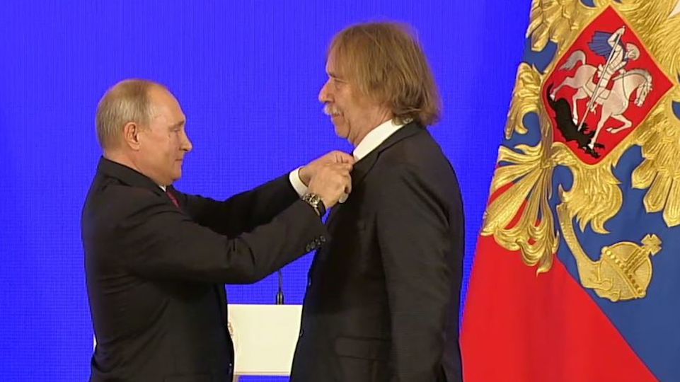 Vladimir Putin uděluje Puškinovu cenu Jaromíru Nohavicovi.