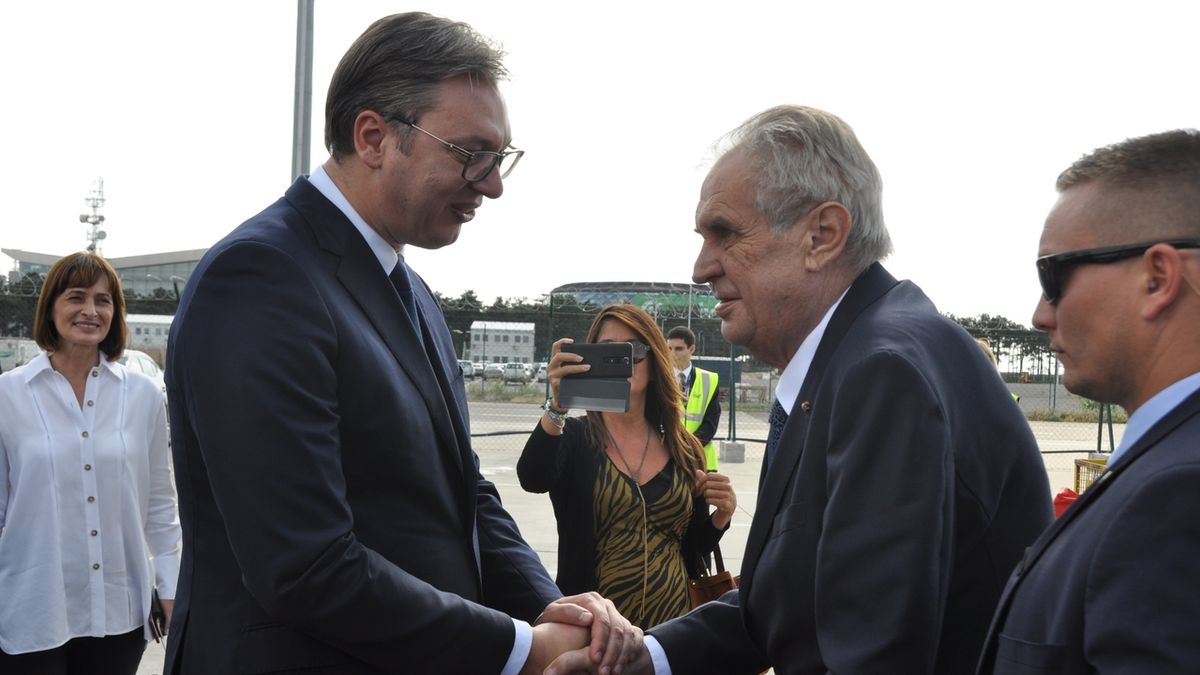Přivítáním se srbským prezidentem Aleksandarem Vučićem (druhý zleva) zahájil prezident Miloš Zeman v Bělehradě třídenní návštěvu Srbska. 