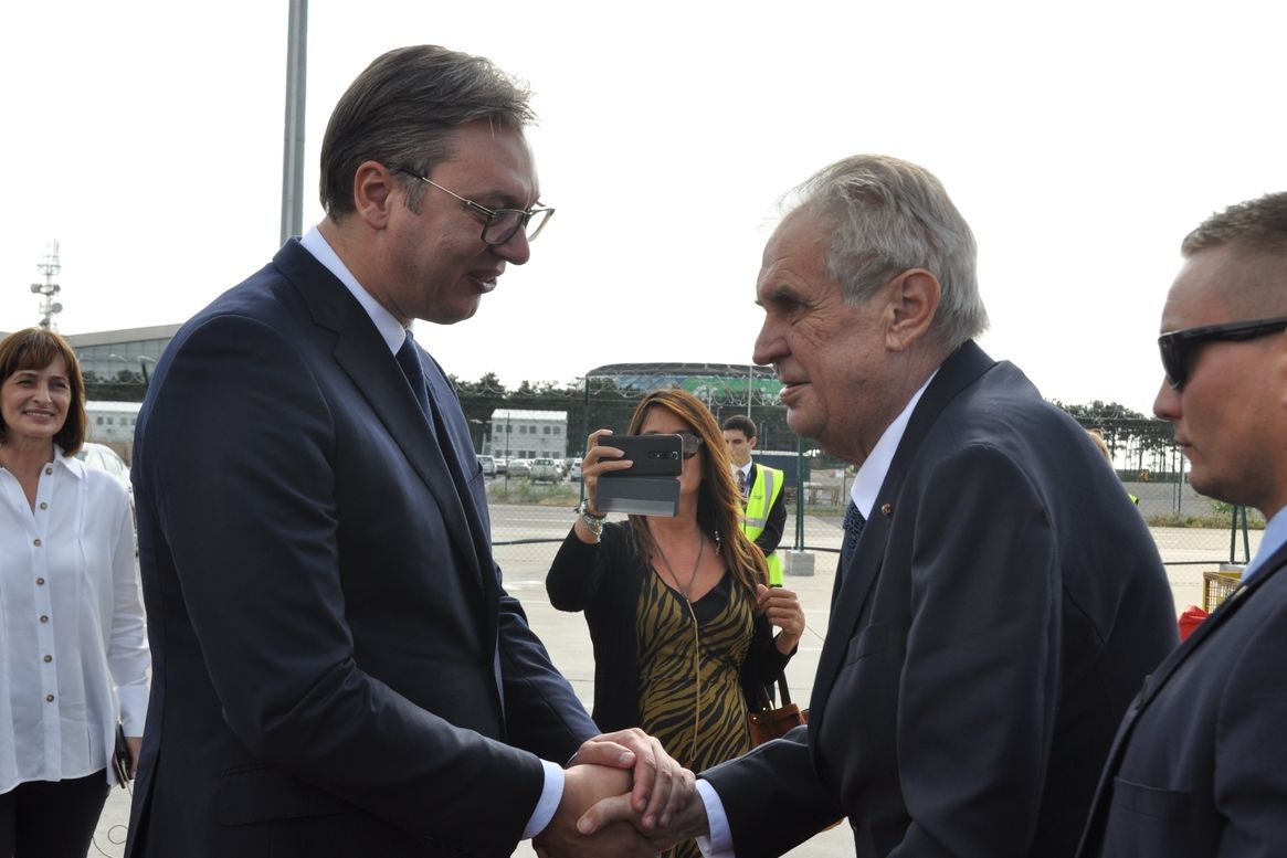 Přivítáním se srbským prezidentem Aleksandarem Vučićem (druhý zleva) zahájil prezident Miloš Zeman v Bělehradě třídenní návštěvu Srbska. 