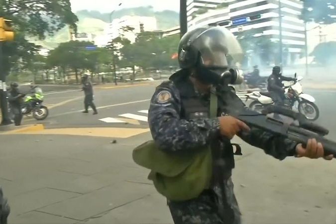 BEZ KOMENTÁŘE: Bezpečnostní složky zasahují proti protestujícím ve Venezuele