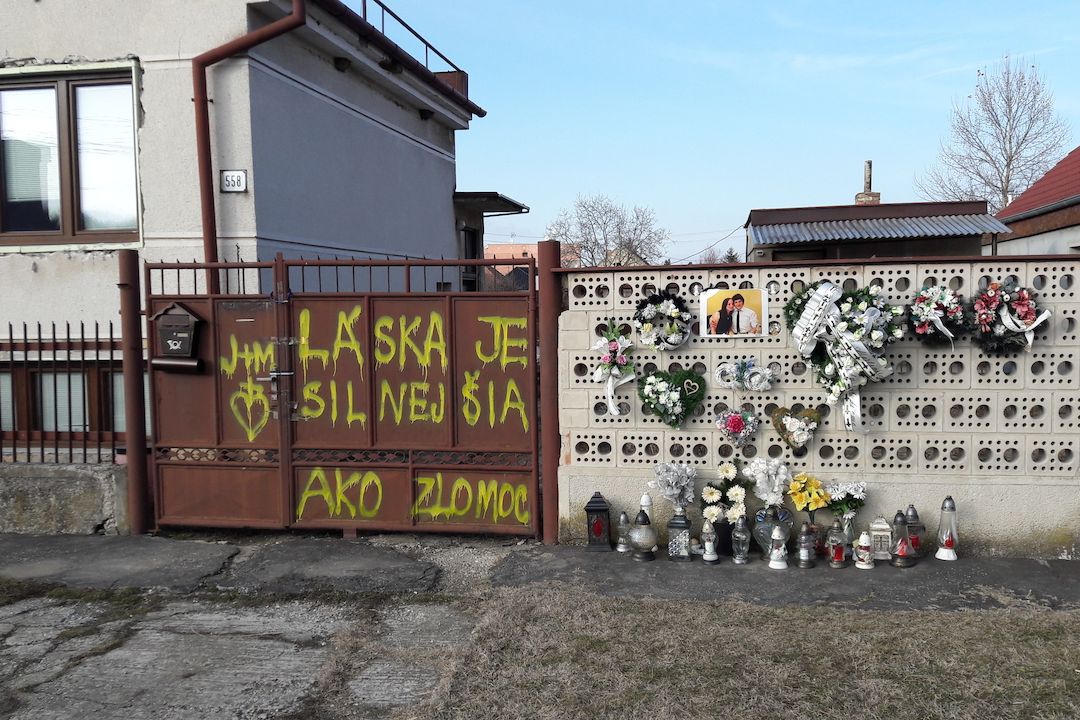 Před rodinným domem, kde zavraždili investigativního novináře Jána Kuciaka a jeho snoubenku Martinu Kušnírovou, stále hoří svíčky.