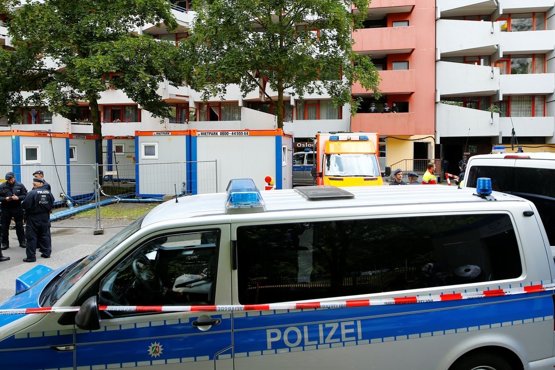 Němečtí policisté před domem, kde zatčený muž bydlel.