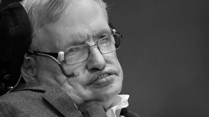 Stephen Hawking na snímku z května 2017