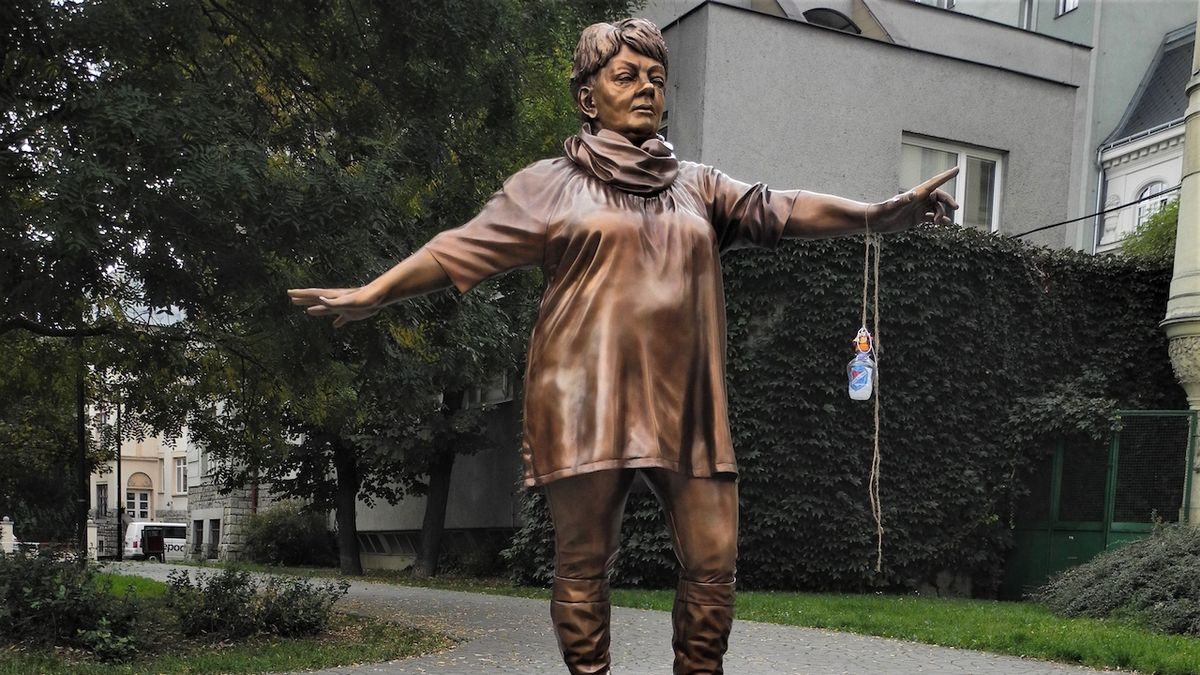 Bronzová socha zpěvačky Věry Špinarové, která zemřela v roce 2017. 