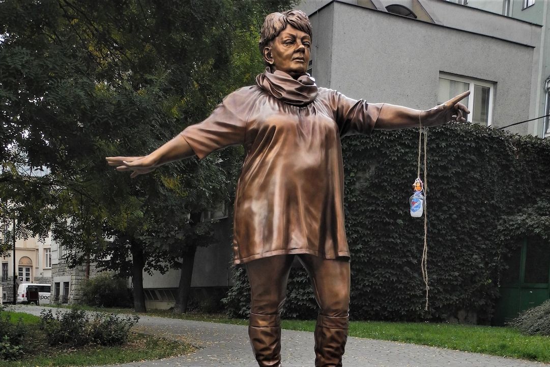 V Husově sadu v centru Ostravy byla 16. října 2018 odhalena bronzová socha zpěvačky Věry Špinarové, která zemřela v roce 2017. 