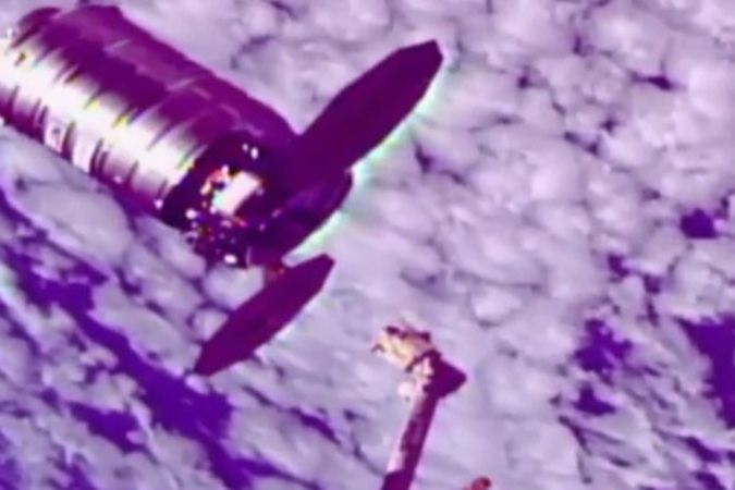 Záznam: Nákladní loď Cygnus opouští ISS