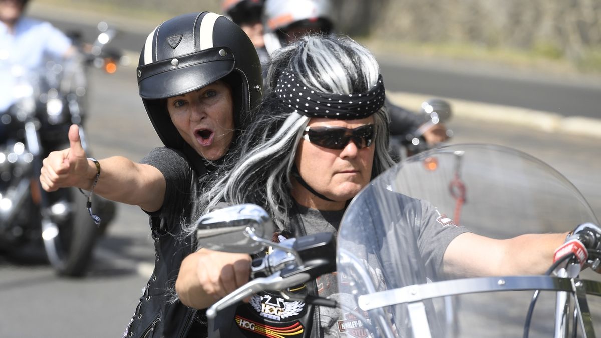 Spanilá jízda motocyklů Harley-Davidson centrem Prahy