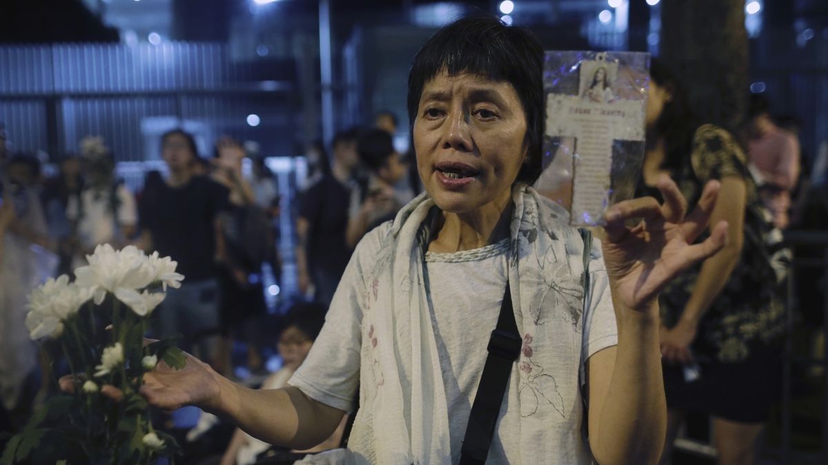 Žena demonstruje před sídlem Legislativní rady v Hongkongu
