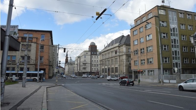 Ulice Českobratrská - pohled od Mostu Pionýrů na Sokolskou třídu.