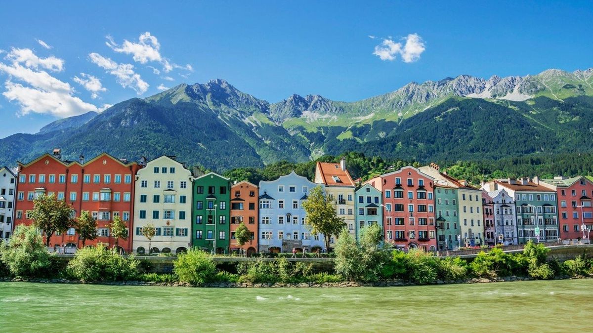 Innsbruck je obklopen vysokými horami.