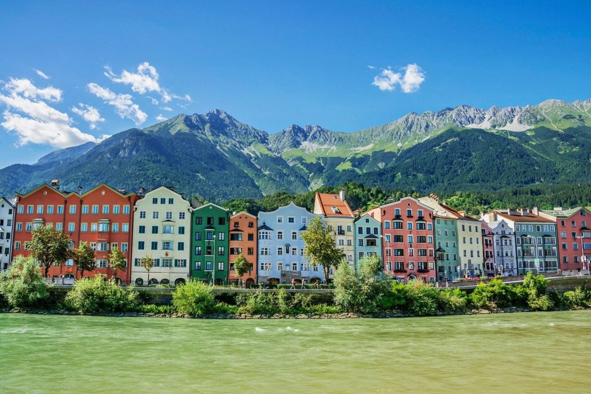 Innsbruck je obklopen vysokými horami.