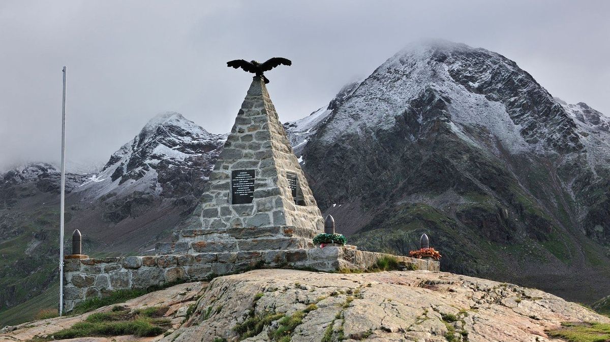 Na vrcholku Passo di Gávia, ve výšce 2 621 metrů, stojí pomník, vztahující se k první světové válce.