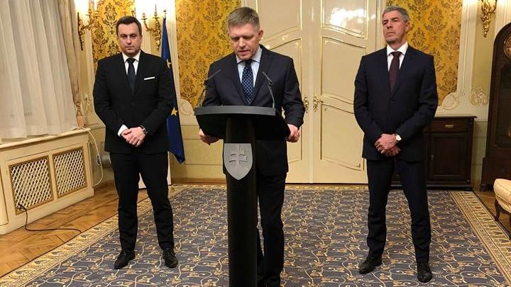 Slovenský premiér Robert Fico oznamuje, že nabízí demisi. Vlevo předseda koaliční SNS Andrej Danko, vpravo šéf strany Most-Híd Béla Bugár.