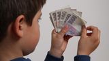 Dětské účty učí děti nakládat s penězi, ale výběry z bankomatu stojí až stovku