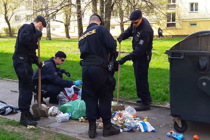 Policie prohledává okolí nálezu mrtvého novorozence v Teplicích