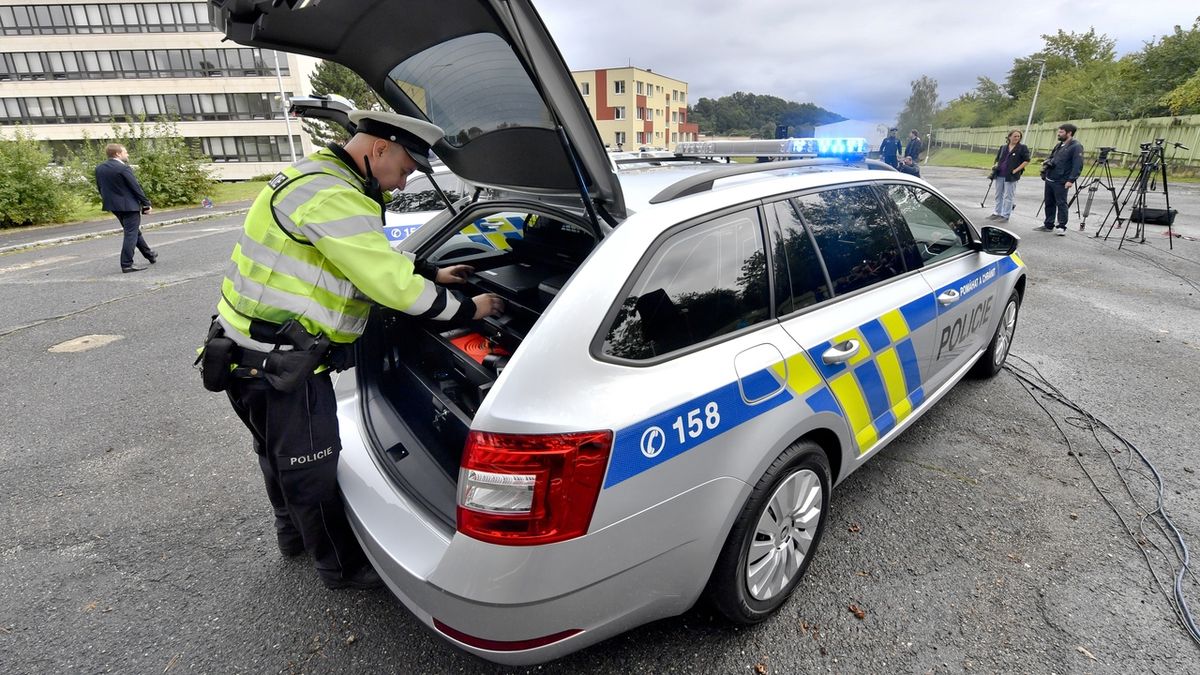 Nové policejní vozy Octavia Combi mají větší úložné prostory či bezpečnostní rám, který je chrání při nárazu.