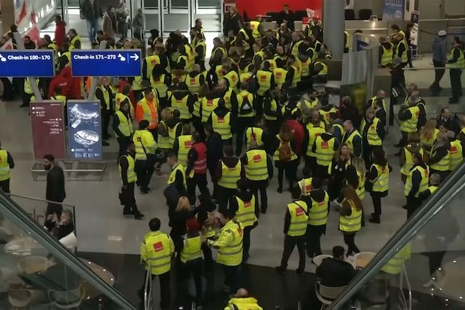 BEZ KOMENTÁŘE: Stávka bezpečnostních zaměstnanců ochromila letiště v Düsseldorfu