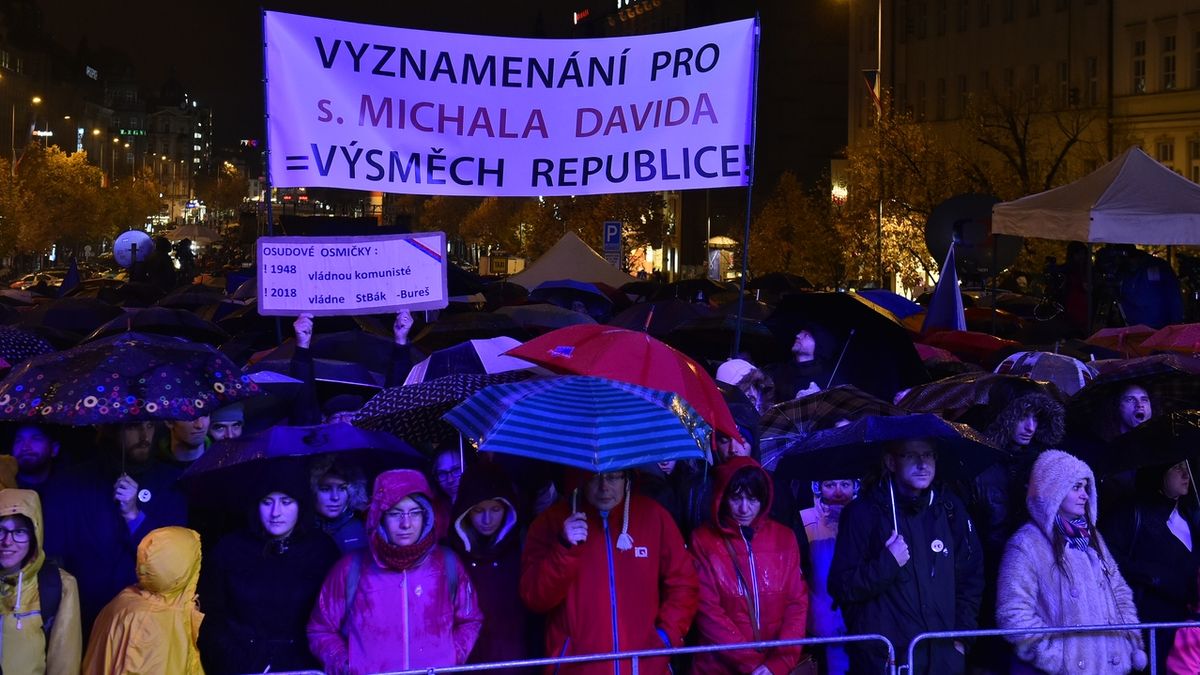 Účastníci oslavy 100 let republiky, kterou uspořádal 28. října 2018 na Václavském náměstí v Praze spolek Milion chvilek pro demokracii.
