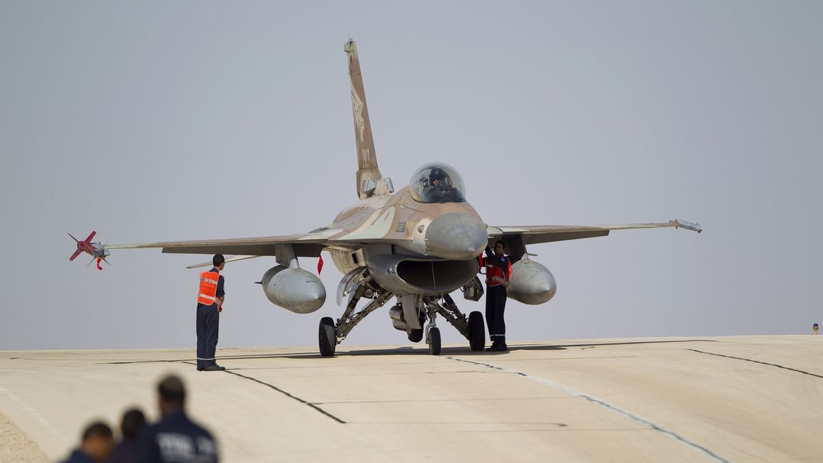 Izraelská stíhačka F-16 na archivním záběru 