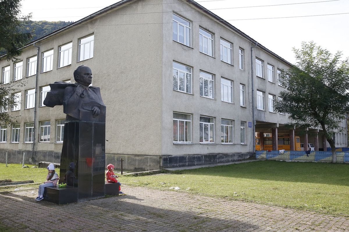 Ukrajinskou Koločavu proslavil spisovatel Ivan Olbracht. Jeho socha stojí před zdejší základní školou, jež se po něm jmenuje a kde je i jeho muzeum. 