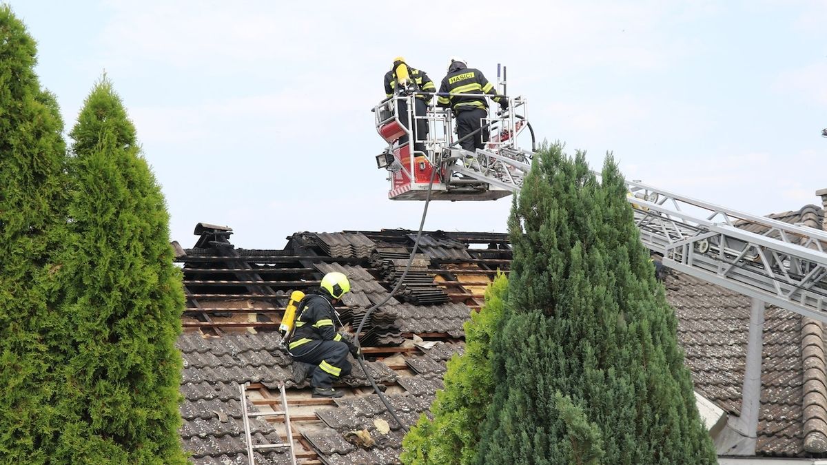 Požár podkroví domu v Hradci Králové