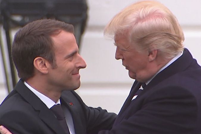 Trump a Macron: Polibky, poplácávání se, potřásání rukama