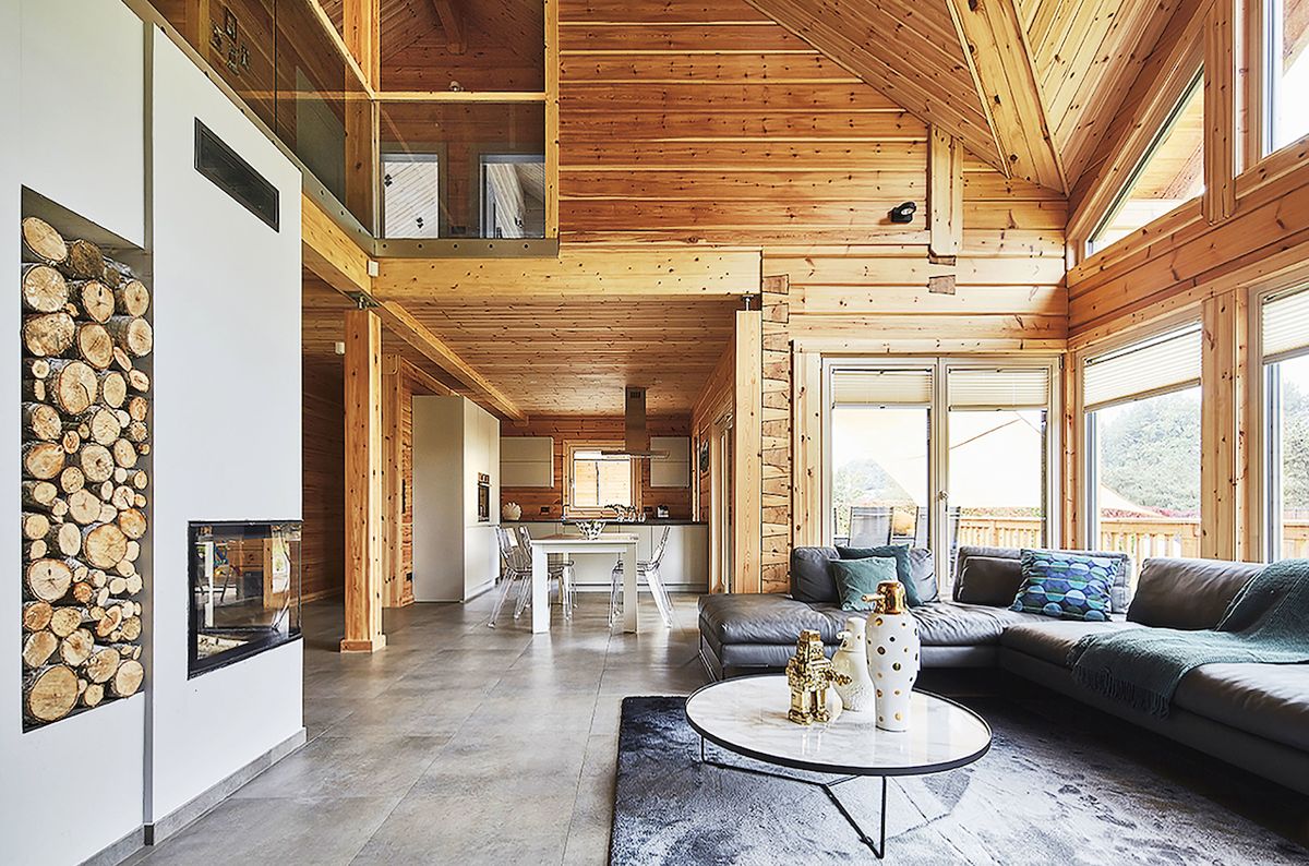 Srubový dům Kontio splňuje nároky moderního bydlení, i když jste přitom obklopeni dřevem. Dřevo umí „dýchat“, v interiéru udržuje příjemné klima.